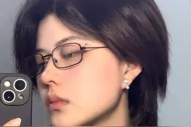 恶霸教你拍帅照，保姆级教程，第一集 这个系列我将献出我的毕生所学，从妆造、灯光、姿势、角度、美颜相机、拍照小tips到p图，全部给你讲的明明白白 #如何找到适合自己的风格造型 #眼镜杀 #自拍教程 #p图教程 #恶霸自拍小课堂