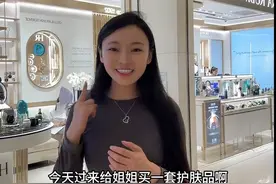 我是头婚嫁二婚，大叔比我大17岁，大叔和前任分开多年，我是在2016年认识大叔的，大叔和前妻到现在都还是很好的朋友，到现在还是很好的亲人，他们从校园的相识走在一起，后来由于王先生太忙，就分开了，昨天是七夕，我给前妻姐姐买了一套护肤品，还有一束花，很多人可能不理解的我的做法？说真的，我和大叔认识9年，我很幸运遇到这么一位优秀的老公，他即使离婚了，也和前妻是家人一般的相处，大女儿是大叔一辈子的牵挂，一辈子的最爱，婚姻要想长久，我们都要相互理解 相互包容 站在对方的角度考虑问题。这样的婚姻才能幸福长久美满#日常vlog #记录真实生活 #相差17岁夫妻 #二婚 #宝妈视频封面