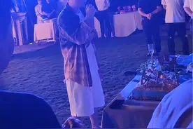 ㊗️老板 王思聪36岁生日快乐🎂心想事成 身体健康 来年赚大钱😁聪哥真的是好帅好贴心 亲自给大家切蛋糕 并嘱咐大家吃好喝好 泰酷啦👍#生日快乐 #王思聪 #火爆现场 #三亚王思聪视频封面