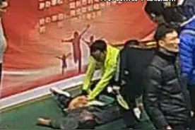 赞！黄金4分钟！湖北随州首例：运用AED成功救治心脏骤停男子。（记者：苏潇） 视频封面