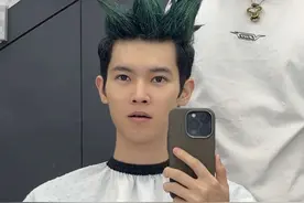 当男朋友自己去剪头发时 出去一趟变成超级赛亚人了？ #情侣日常 #恋爱日常 #甜甜的恋爱视频封面
