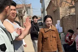 今天不做农村大妈，也不是贤妻良母，我们都是都市丽人！吃喝玩乐嗨起来🤭#村头集合 #农村欢乐多 @大蚊子和小蚊子（20号混场首播）视频封面