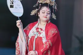 给外国人体验汉服第128天，这外国小姐姐变装后是妥妥的贵妃吧！#汉服在国外 #给外国人体验汉服视频封面