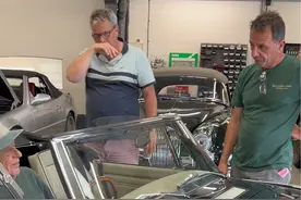 英国土豪公公的 全球限量版手工打造的豪车 我不羡慕他的车 我却对他90岁的年龄 能开汽车 能驾驶飞机 能照顾好自己意外 他还能给家里几十亩花园 每周除草  从不让人帮忙 我特别尊敬他对生命和生活的态度视频封面