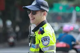 你们喜欢的陈sir，他又来了！#自贡交警#自贡交警有多帅#自贡交警陈俊#交警#街拍视频封面