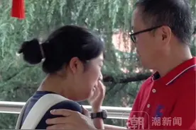 班主任看着毕业生离校忍不住流泪，学生们收拾好行礼却“默契”地在教室待了很久不舍得离开，一一与老师拥抱道别视频封面