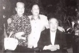 1995年孔德成夫妇与孔德懋见面 1995年，#孔德懋与孔德成见面，自从到台湾后，他再不喝白酒了，这次却破例，醉得一塌糊涂。临走时#孔德成再三叮咛姐姐，嘱咐她#回去后一定先去孔林里看看，#替他在父母坟前磕头烧纸。视频封面