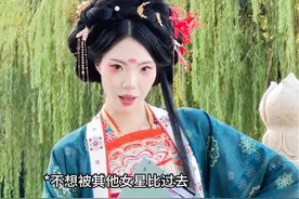 举手提问！资深艺人是不是都喜欢在剧组耍大牌啊！ #剧情 #娱乐圈 #古风 #女明星 #搞笑视频封面