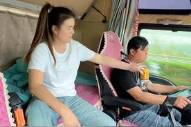 春暖花开的季节正是人犯困的时候，他的一句“我困的受不了”赶紧起来换班，因为是在路上。#卡车夫妻#记录卡车生活视频封面