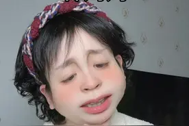 成长的镜子 那件无法被忽视的罗裳… 成长的镜子 那件无法被忽视的罗裳…知识分子家庭 你家呢？怎么可能是XX欺负你？ 那时候 小小的老子一直觉得老师说的话有点问题 但又想不出来哪里有问题。 世俗的成功有时候挺重要 有时候又没那么重要 但不让孩子成为被筛选的可霸凌者 比什么都重要 #校园 #霸凌 #学生 #学校 #同学聚会