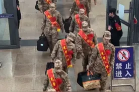 3月16日，北京。又是一年入伍季，北京西站转运新兵入伍，百余名新兵光荣启程，逐梦军营。向他们致敬！（记者：邵帅）#新兵入伍季 #入伍 #参军入伍视频封面