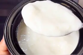 贾宝玉都舍不得吃的冰酥酪，原来用牛奶和酒酿就可以做出来，两者2:1混合简单搅一搅，不用蒸不用煮#我的厨房日记 #冰酥酪 #醪糟 #甜品美食视频封面