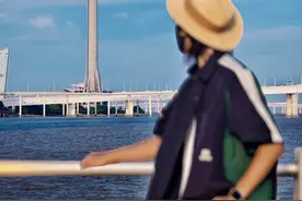 分享假期出游实用拍照技巧 4招秒变有效摄影师 #拍照技巧 #倍数拍照 #标志性建筑 #旅行花絮 #构图技巧视频封面