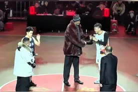黔东南村BA“王中王”冠军赛 前NBA球星（卡洛斯·罗杰斯）与村BA球员（罗阳、吴中庆）现场互动#篮球 #贵州村BA #NBA #因为热爱所以坚持 #PG享球视频封面