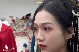 带越南女友逛西安钟楼，体验中国唐装汉服，感觉在中国很有安全感视频封面