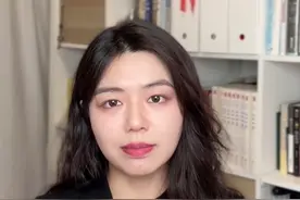 博闻丨#四川19岁男子看守所内死亡，家属申请国赔已达成和解或不再追责 19岁的小忛在成都看守所死亡，家属申请500多万国家赔偿。4月9日双方在四川省高院进行调解，目前双方已达成和解，律师称大概率不会再启动其他无法律依据的追责。视频封面