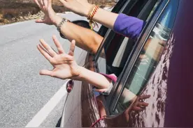 坑爹的“理想”：在4000海拔车门打不开，车主被逼砸窗自救#理想汽车 #理想 #汽车故障 #理想故障 #车辆故障视频封面