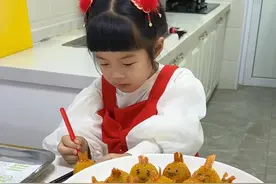闺女用大虾做了年夜饭美食土豆虾球好看又好吃 #抖音商城大牌惊喜日#心相印绒立方厨房纸#晒美食是对平凡生活的热爱视频封面