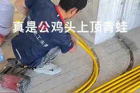 真是公鸡头上顶青蛙。水电还能这么干。可把见多识广的我震惊到了😂😂#水电工安装走线方法 #电工基础入门知识 #施工现场实拍 #电工懂电工 #文案视频封面