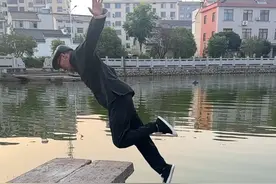 蜻蜓点水是技巧，最后单脚支撑才有难度。@抖音短视频 #轻功#极限挑战#跑酷#体育生#高手在民间视频封面