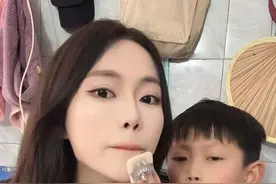 当弟弟看姐姐化妆时…姐姐也给他整了一个，弟弟化起妆是不是很丑啊？😂#真实还原 #小孩哥 #哪吒视频封面