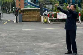 马陵中学校长登车给高三参加三模的学生加油打气！视频封面