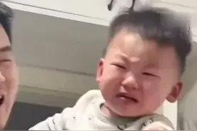 儿子大哭找妈妈，被爸爸带乱了节奏，一时忘记该怎么哭了#人类幼崽#万万没想到视频封面