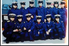 八一快到了，发一下我们37031部队15分队潜基通信站的女战友们，这应该是1992年的三八妇女节，毛排长带领着全体女兵去了莱阳路8号海军博物馆参观游览，我们男兵替她们值班，照片里都是90、91、92年的女兵，除了前排左3，左4，其她人都还很熟悉的叫出名字#八一建军节#致所有当过兵的战友 #战友情深岁月难忘 #中国海军 #通信兵视频封面