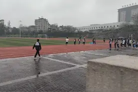 当体育中考测试遇到下雨天，是考验，也是历练。加油！视频封面