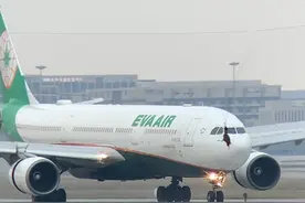 实拍成都天府机场一天900+架飞机起降，而成都另一个双流机场一天500架，成都两个机场每天运送十多万旅客！#一起看飞机 #起飞🛫 #长荣航空 #内容启发搜索 #国产大飞机c919