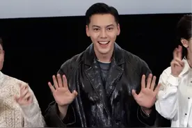 #陈伟霆 悬疑新电视剧《太阳星辰》见面会，和刘雅瑟 、小星遥，戏中大小两个女儿一起跳Love U2手势舞#太阳星辰 #杨光耀 #粤语 #跳舞视频封面