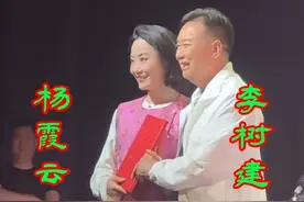 第32届中国戏剧梅花奖婺剧终评谢幕 颁发证书领导： 上海京剧院《智取威虎山》蓝天—陈涌泉； 河北省河北梆子剧院《折子戏专场》孙娜—沈铁梅； 浙江婺剧艺术研究院《折子戏专场》陈丽俐—李树建； #第32届梅花奖 #李树建 #婺剧 #杨霞云楼胜 #婺剧陈丽俐视频封面