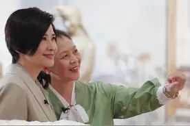 迟子建动情泪目谈起珍贵的记忆，父亲会在床头拉小提琴叫她起床，或者放出小狗，让小狗叫醒迟子建，一段愿意坐时光机回去的记忆 #莉人物#大有学问#吴小莉采访迟子建