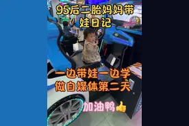 我本该自由，可是我却当了妈妈。有了妈妈这个头衔后，情绪偶尔上头的那一刻像极了疯子，可所有情绪都是在为自己的选择买单。因为孩子是你生的，就好像孩子是你一个人的——别人都有理由不带孩子，唯独妈妈不能。孩子没有拴住任何人，唯独拴住了妈妈。#当代宝妈带娃现状 #带娃 #一边带娃一边创业 #抖音热点#宝妈自媒体视频封面