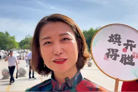 2025高考第一天，妈妈穿“高考应援色”旗袍送考！红绿黄寓意：开门红、一路绿灯、走向辉煌 #2025高考加油 #2025高考 #直击高考首日 #直击高考现场 #妈妈穿高考应援色旗袍送考