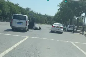 在红绿灯路口被事故车挡住路怎么办？ #每天一个用车知识 #每日分享汽车知识视频封面