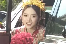 平时是遛狗搭子，有事是真上啊！#小孩哥用电话手表跟拍新娘，成片太赞了（素材来源@芹菜jas ）#新娘 #婚礼 #小孩哥 #电话手表视频封面