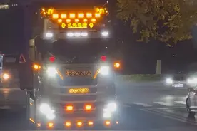 杭广线最耀眼的一辆斯堪尼亚s560 灰色斯堪尼亚 降落柯桥柯桥大舞台 每次拍都会有不一样的视觉👍 看看这位靓仔是谁#斯堪尼亚 #柯桥拉布车 @五河 成鸿 运输 @兵 榔  哥 @机会留给米视频封面