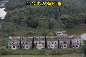民国中期广东开平七兄弟，远赴加拿大“捞金”再也没有回来，多年以后后人回来认亲，看到老宅后纷纷抱头痛哭。#开平侨乡视频封面