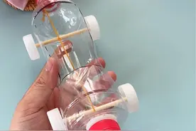 水瓶做小汽车手工 喝完水的瓶子不要丢，教你做好玩的风力推动小汽车，非常简单，快和孩子玩起来吧。#亲子手工 #手工diy #自制玩具 #废物利用 #幼儿手工视频封面