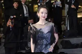 章子怡在戛纳赚足排面，戛纳官方为她清场，个人红毯高光两分钟！ #章子怡戛纳电影节 #章子怡 #高定礼服视频封面