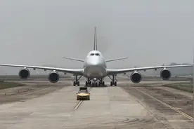 来了来了来了，500多吨的大飞机来了，好多滚滚，太震撼了视频封面