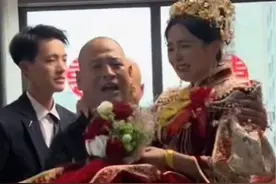 “我抱着她出生，抱着她出嫁”#爸爸抱女儿出嫁父女俩瞬间泪目 #结婚 #爸爸 #父爱 #感动视频封面