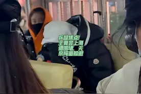 乒超焦点！王曼昱上海遭围堵，无奈掩面躲避#王曼昱 #掩面视频封面