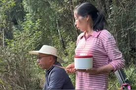 公公宁愿挨饿也要钓鱼，婆婆心疼给他送饭去，场面既温馨又感动！视频封面