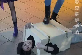 谁说吃鸡玩家没梗啊！他们可太有梗了#欢乐谷被吃鸡玩家包围