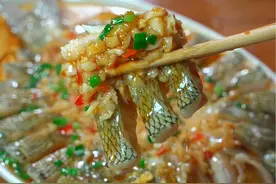 鲈鱼用开水烫一下 淋上鸡蛋液，这个做法鲜香入味 鱼肉嫩滑，大人小孩都爱吃~#鲈鱼
