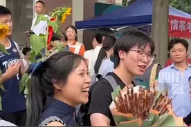考场外开始卷了！6月9日，四川乐山。#妈妈带烤串花迎接儿子出考场，寓意“考好了”！#2025高考结束视频封面