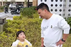 父女俩又吵起来了，爸爸想打不舍得，我帮忙还不让~😂#爸爸带娃 #家有萌娃 #人类幼崽到底多可爱视频封面