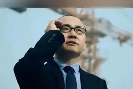 潘石屹的回国并非偶然，而是众多富豪们对美国逐渐失去信心的一个缩影。几年前，美国是全球富豪的理想之地，他们携带巨额资金奔赴这个自由的国度，期望在这里找到更大的发展机会。然而，现实并不如他们所想象的那样美好。#潘石屹 #富豪移民视频封面